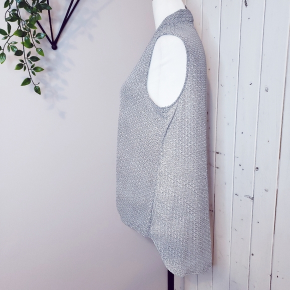 MAX STUDIO | FLOWY SLEEVELESS FAUX WRAP FRONT BLOUSE small - Picture 3 of 5